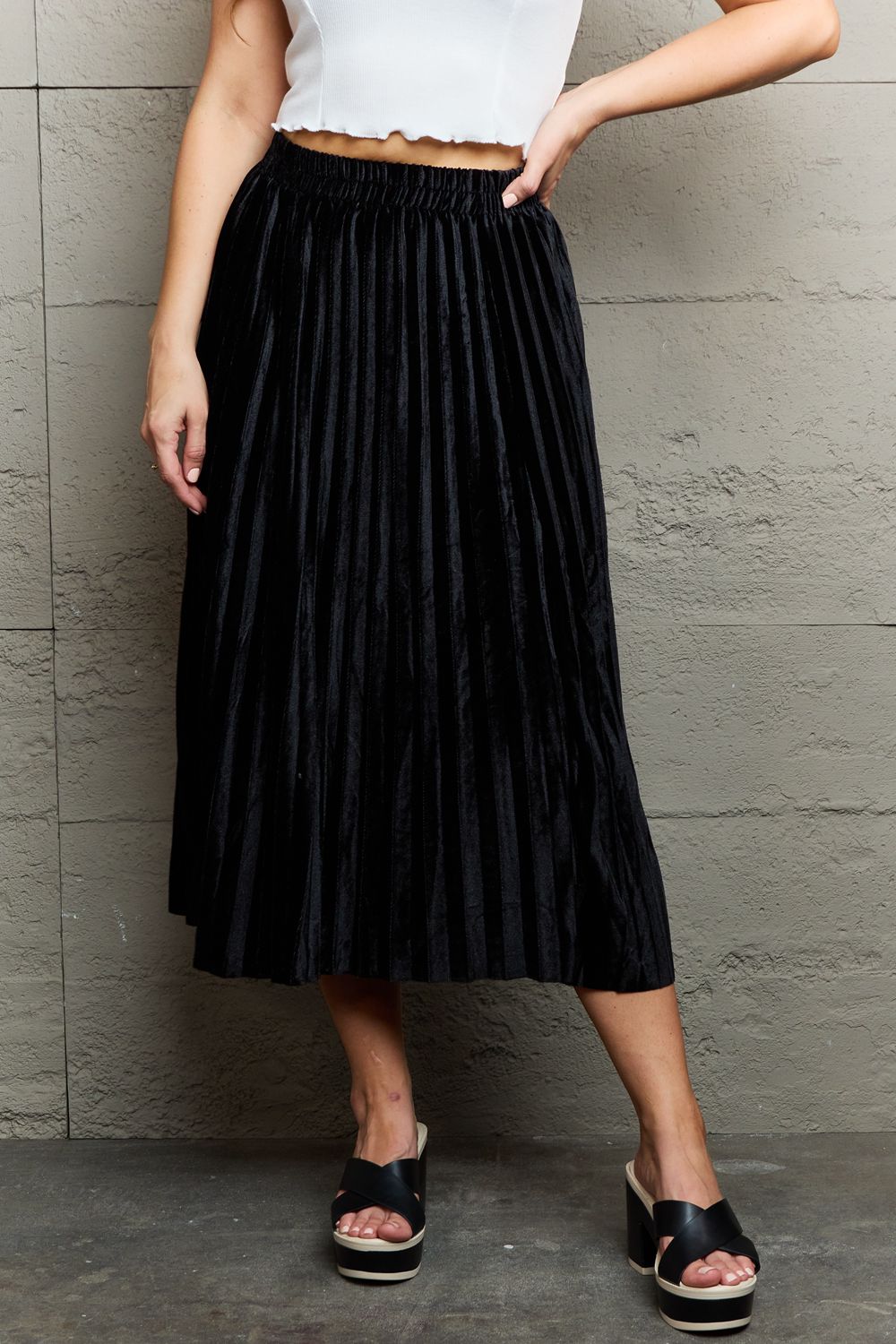 Ninexis - Accordion Pleated Flowy Midi Skirt in Black