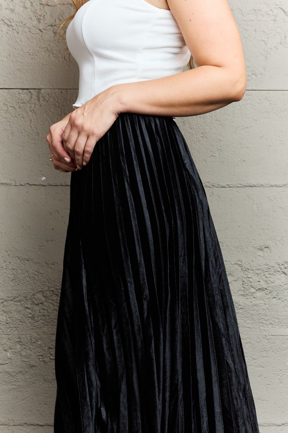 Ninexis - Accordion Pleated Flowy Midi Skirt in Black