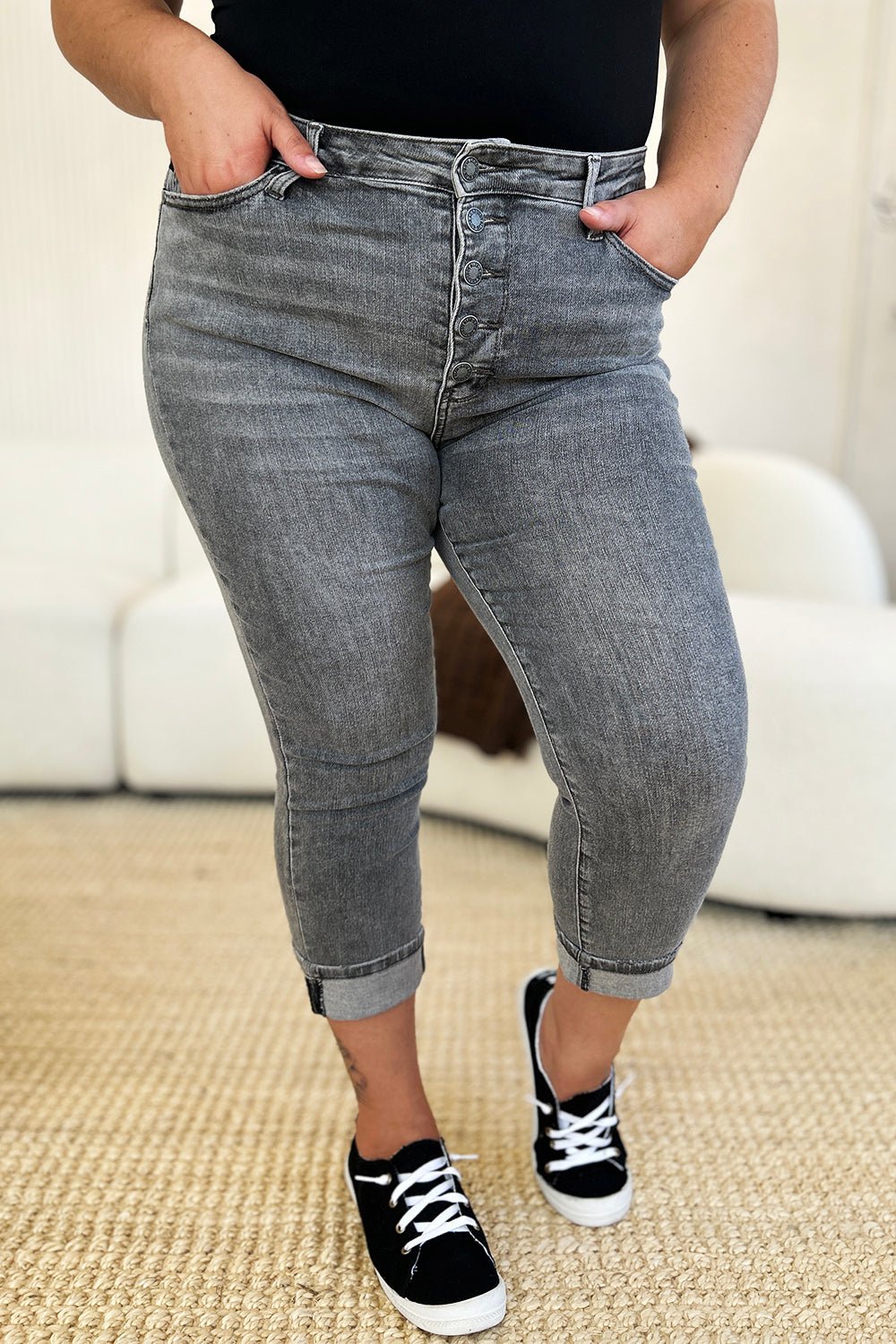 Judy BlueButton Fly High Waist Cuffed Capri Jeans in Gray