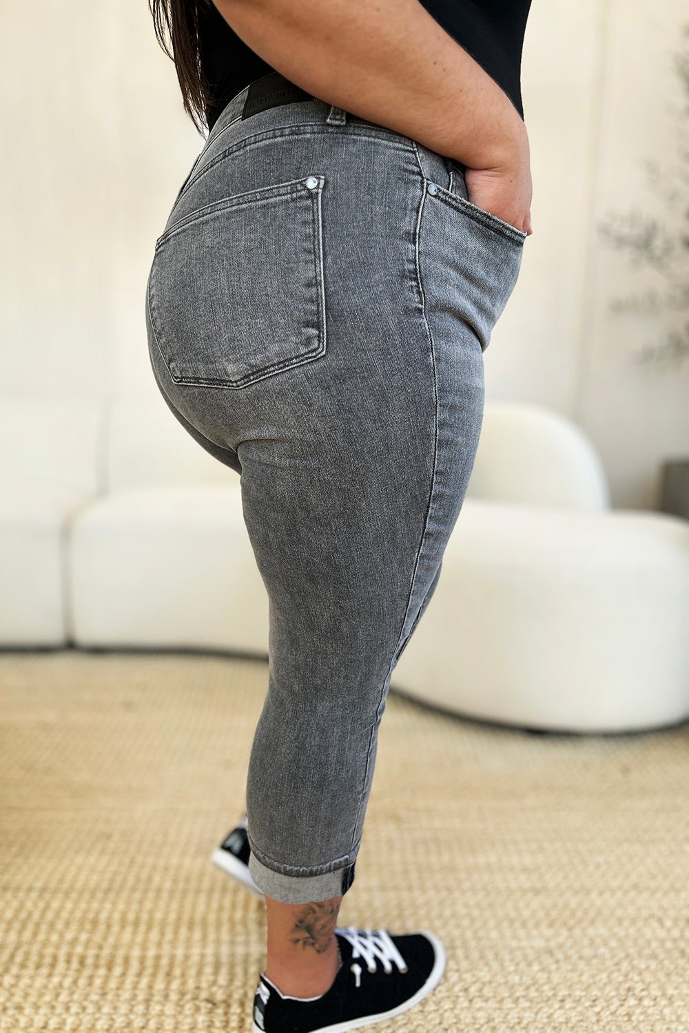 Judy BlueButton Fly High Waist Cuffed Capri Jeans in Gray