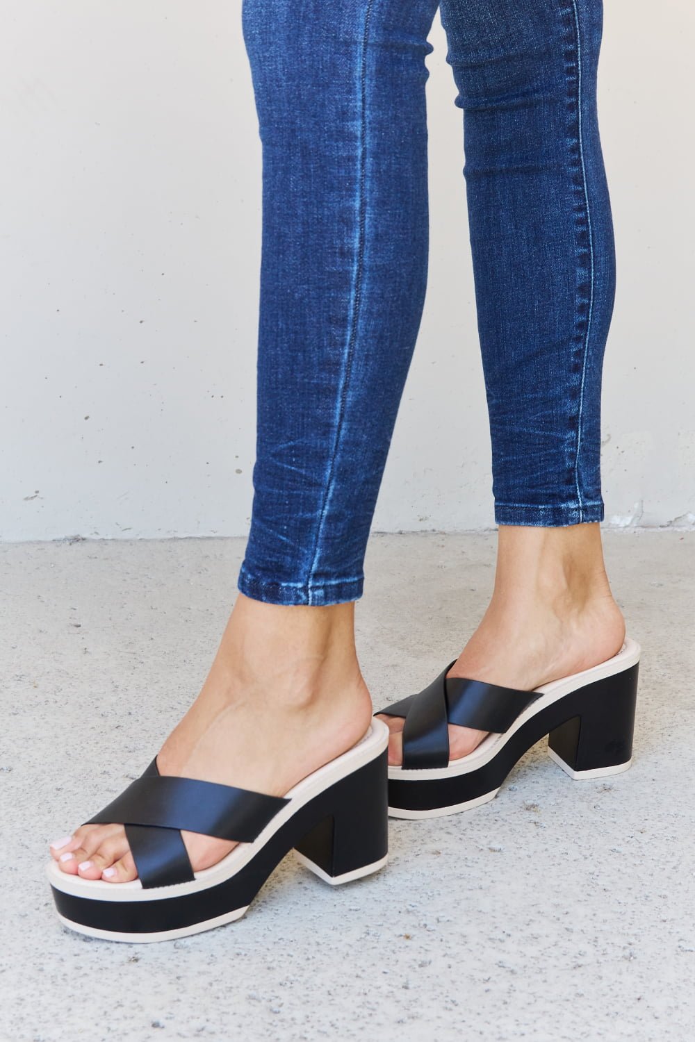 Weeboo - Vegan Leather Contrast Platform Sandals in Black