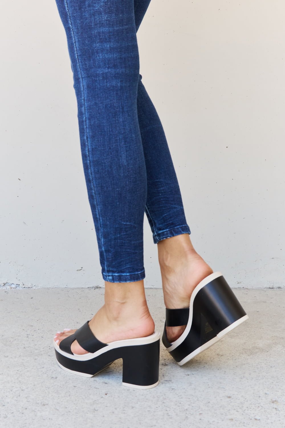 Weeboo - Vegan Leather Contrast Platform Sandals in Black