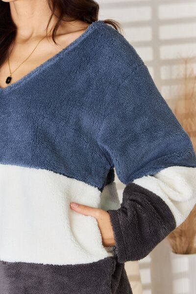 Faux Fur Color Block V-Neck Sweater in Vintage BlueSweaterCulture Code