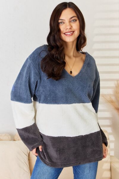 Faux Fur Color Block V-Neck Sweater in Vintage BlueSweaterCulture Code