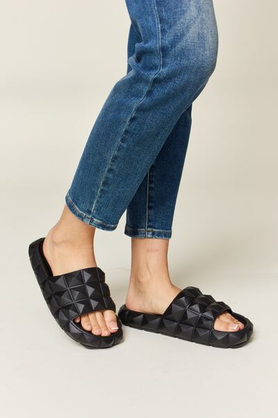 Pyramid Stud Toe Band Footbed Rubber Sandals in BlackSandalsWILD DIVA